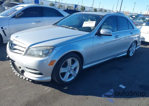 2011 Mercedes-Benz C 300 Luxury/Sport z USA, uszkodzony, nr VIN WDDGF5EBXBR134829